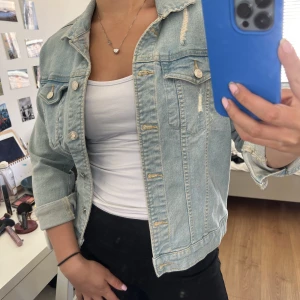 Jenas jacka från gina tricot - SJUUUUKT SNYGG jeans jacka från gina!!!!😍😍😍älskar denna men tyvärr lite för liten för mig, löpt för 500kr säljer för 300kr. Köparen står för frakt!🤍 Storlek s Ps: man kan vika ner ärmarna om man vill!