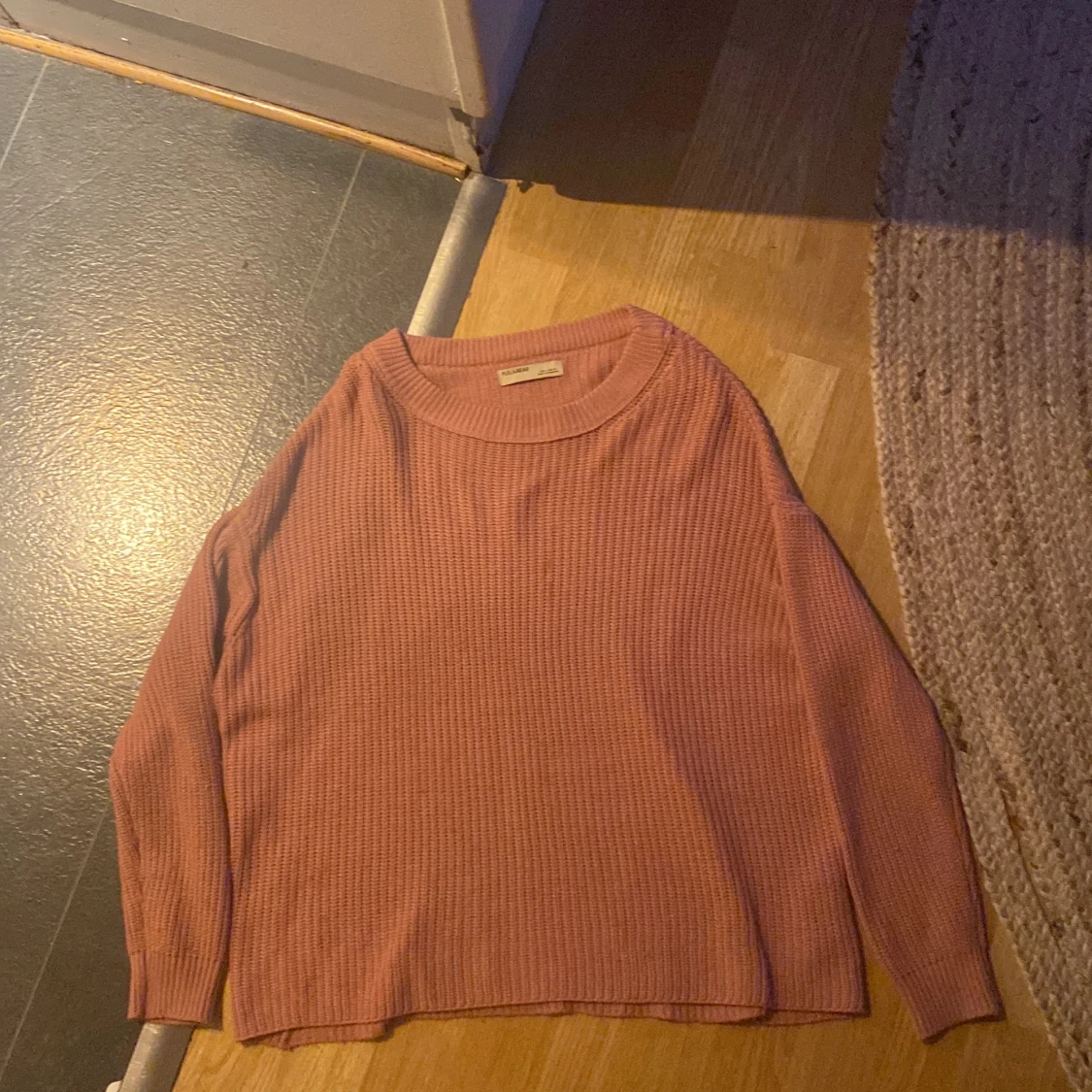 Gammaldags rosa stickad tröja