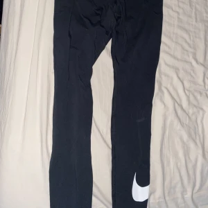 Nike byxor - Nike byxor med mjukt material (ej träningsmaterial)  Är även thight fit byxor.