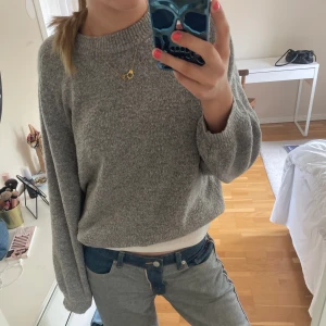 Grå stickad tröja  - Säljs i befintligt skick. 100kr+39 kr frakt