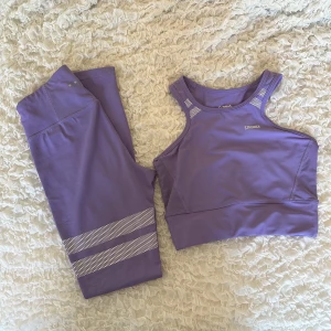 Stronger set  - Ett superfint lila träningsset från stronger💜 Toppen är i S och tightsen i XS ✨ Tightsen är superstretchiga så passar även S 🥰 