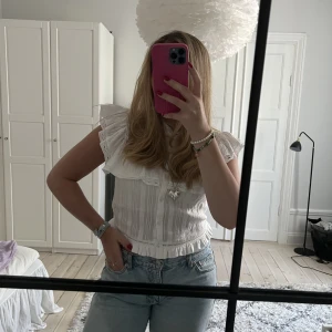 Vit blus från Zara - Säljer denna fina blus från zara, använd fåtal gånger!