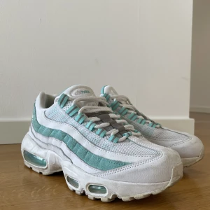 Nike W Air Max 95 strl 38 - Ett par Nike Air Max 95 i strl 38 gott skick. Säljer pga används sällan.