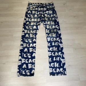 Life’s a beach jeans - Riktigt snygga och unika jeans från junkyard. Köpta för 1,2. Använda fåtal gånger. Strl L antar att det är ungefär W32 L32.  Priset kan diskuteras!