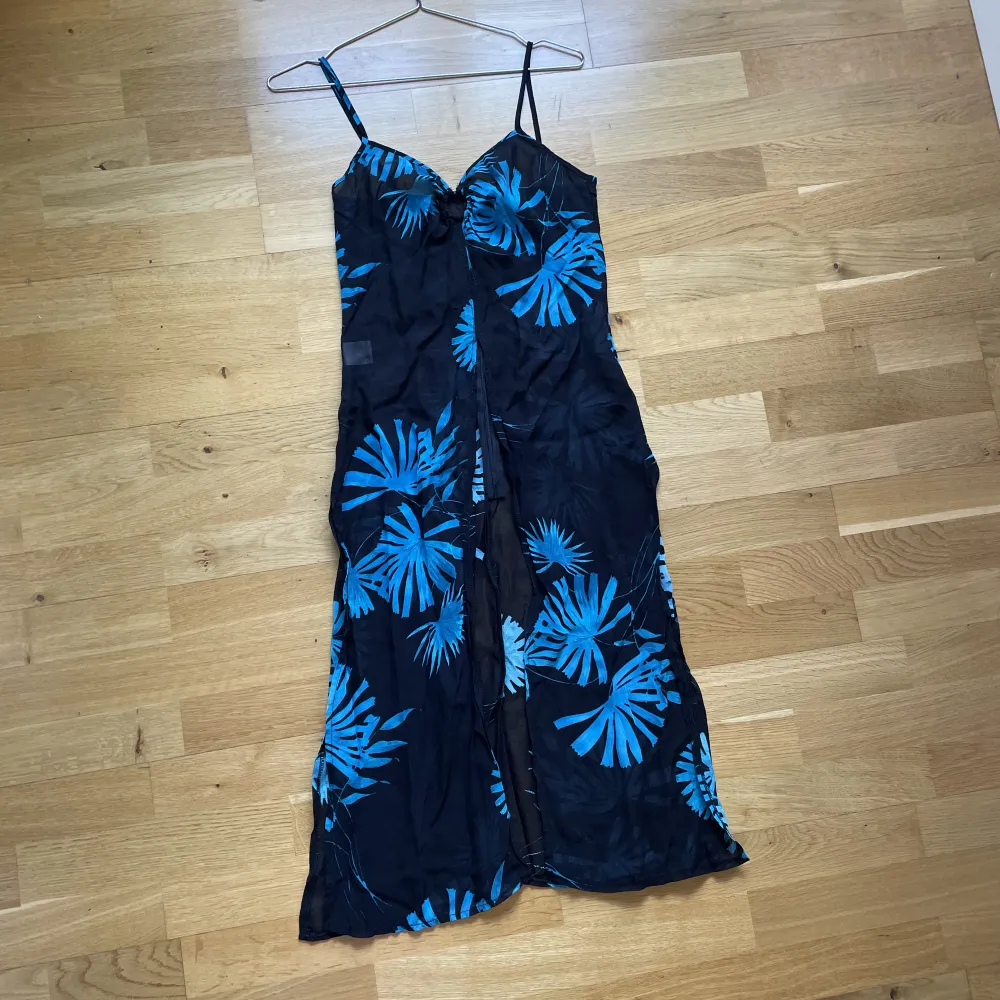 Klänning med slits från bröstet ner och på sidorna. Genomskinlig så perfekt över bikini eller styla över kjol/ byxor för yk2 vibe. Inköpt på 90talet( vintage) Finns inga bilder med den på. . Klänningar.