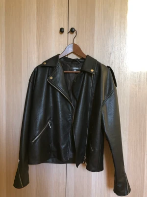 Skinnjacka - Skinnjacka med silvriga detaljer  från Missguided. Använd men i fint skick! 