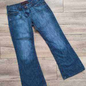 vintage Lowrise Jeans i storlek 40/M. Bra skick och inga tydliga effekter👍 Skriv om du har frågor angående mått, visar inte bilder på då dom är för små på mig