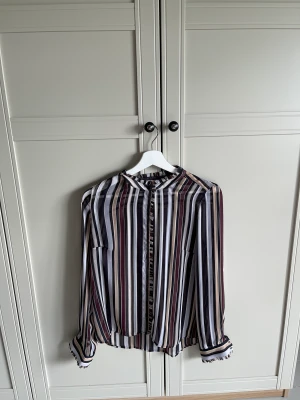 Randig blus från STOCKHLM - fin tunn, mönstrad blus från STOCKHLM, knappt använd strl M