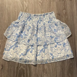 söt kjol - en så söt kjol från cubus i storlek S, men det passar XS-M ish eftersom det är stretchigt runt midjan! (passar mig som är storlek 32/34) nyskick o inte använt :) skriv vid frågor eller tryck på "köp nu" :)