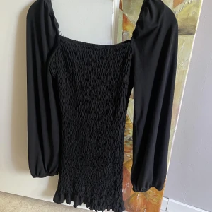 Snygg klänning - Köpt från gina tricot den här stretch i sig så passar XS-S