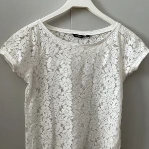 Vit spets blus  - En superfin vit spets blus från Lindex i storlek XS. Säljs då den inte kommer till användning. Skriv privat för fler bilder. 