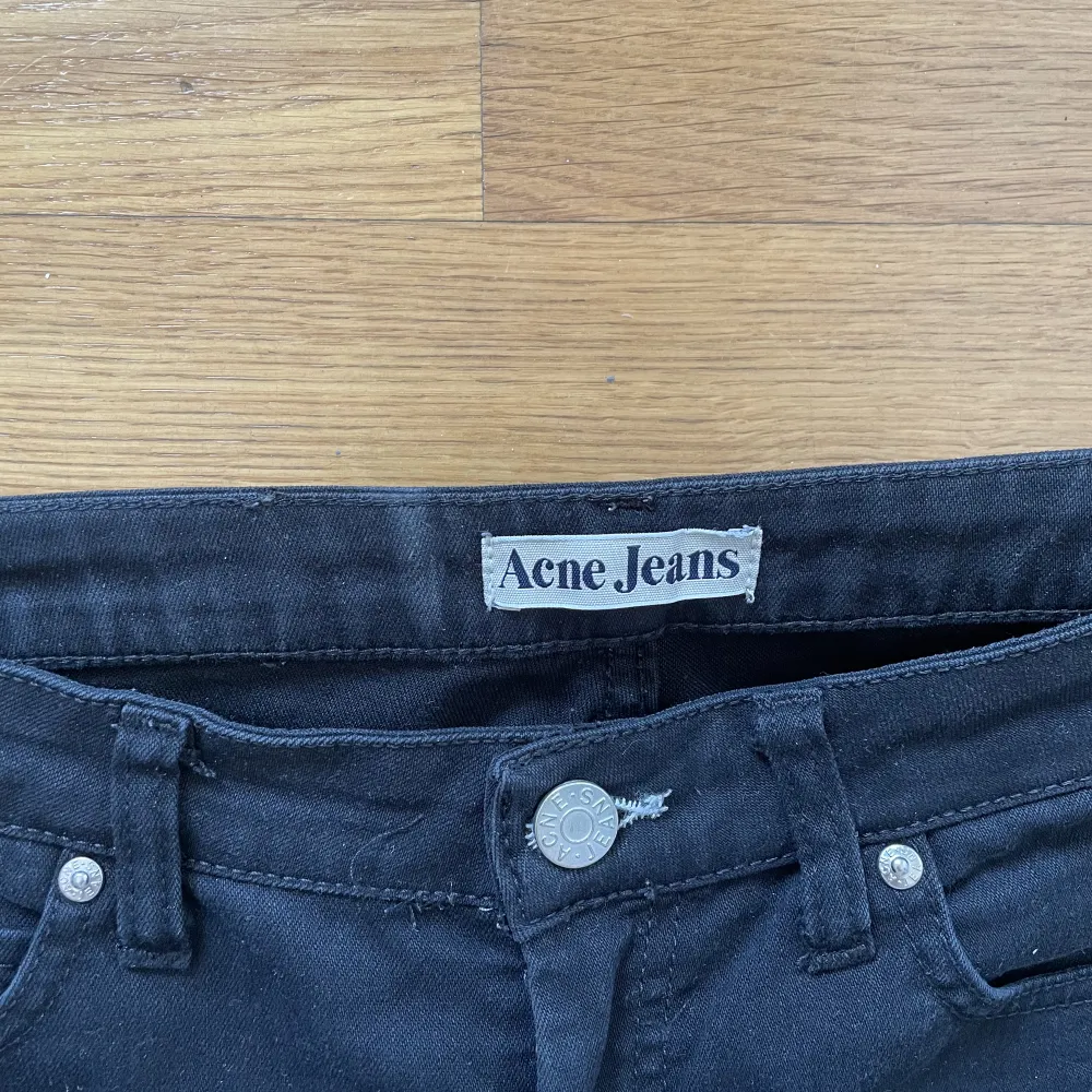 De perfekta svarta jeansen fån Acne i en rak och lågmidjad modell. . Jeans & Byxor.