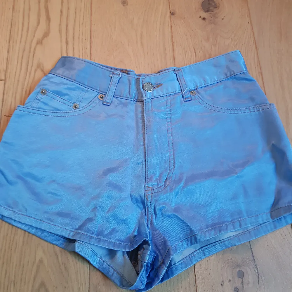 Blåa silk-aktiga shorts. Bra skick men ganska gamla. Sorlek xs eller xxs. Shorts.