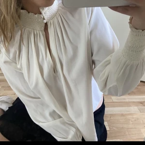 Vit blus - Säljs inte i affärer längre