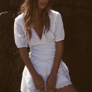 Zara Klänning  - Sån fin klänning från Zara som tyvärr inte satt som jag ville. Den är endast prövad på och har prislappen kvar. Den är även slutsåld på hemsidan. Jag är vanligtvis i XS i zara kläder men denna var lite stor å lång så skulle säga att den passar S också. 