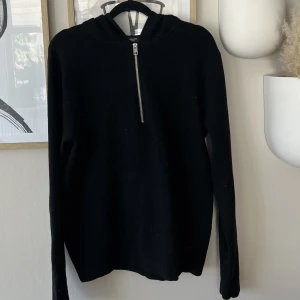 Jack & Jones half zip - Dag att sälja min fina Jack & Jones half zip, material stickad. 9/10 väldigt bra skick, Jack & Jones premium vet inte vad de betyder men förmodligen något bra 😅. Väldigt skön, snygg och stilren men ett litet märke i hörnet. Bara att fråga på:)  MVH Albin