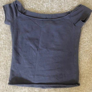 Off-Shoulder topp - Tröjan är köpt i augusti 2022, den är knappt använd och ordinarie priset var 180 kr. 
