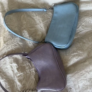 2 väskor  - 2 veckor väldigt bra sick,använda få tal gånger. Jätte fina färger som piggar upp outfiten.Den blå är från Ginatricot och den lila fårn shein. Båda för 150kr 1 för 100kr