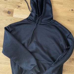 Hoodie - Svart hoodie, vet ej varifrån, perfekt skick.