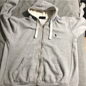 Ralph lauren zip hoodie  - Ralph lauren zip hoodie  Nypris: 1700 Inga hål eller liknade Fint skick
