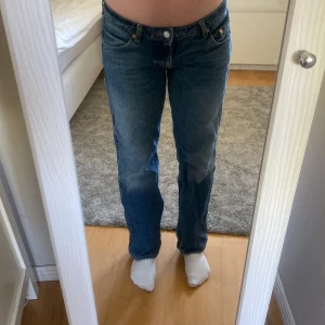 Weekday jeans - Säljer mina jättesnygga weekday jeans i modellen low arrow straight!💘Tryck gärna på köp nu. Skriv privat vid frågor! Postar paketet samma dag eller dagen efter!💘Köparen står för frakten 