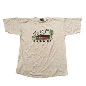 Vintage Stortorpsparken T-shirt Large. Kom dm vid frågor eller fler bilder!