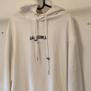 Vit Hoodie från Galagowear - Vit Hoodie från Galagowear som är i använt skick. Har fickor på sidorna istället för känguruficka. 