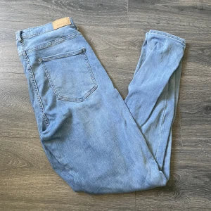 Blå skinny jeans  - använder inte dessa numera eftersom dessa är för små men det är snygga på om man gillar skinny jeans och det är storlek XL men sitter som M/L och kommer ifrån Molly!💕