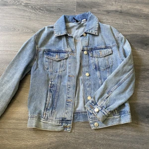 Blå jeansjacka  - Har lagt upp den tidigare men detta är en blå jeansjacka som jag inte har haft behov utav och nu är den för liten, det är storlek XS/S. OBS! 66kr frakt💕