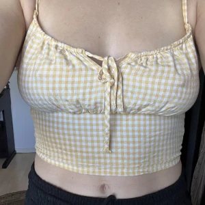 Gul topp - En fin topp till sommaren i bra skick från hollister i storlek S, superfin till sommaren 🌼🌼🌼