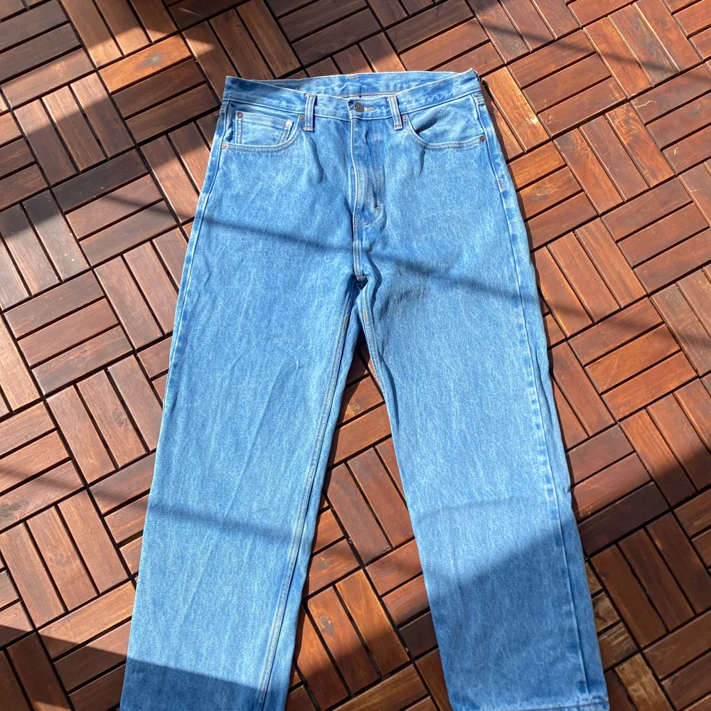 Säljer ett par jeans i nysckick. Priset är prutbart. Skriv gärna vid intresse!. Jeans & Byxor.