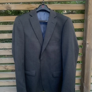 Kostym - Man - Komplett kostym. Endast buren 2 gånger, bra skick. Slimfit Modellen är: 180 cm. 1600 kr nypris