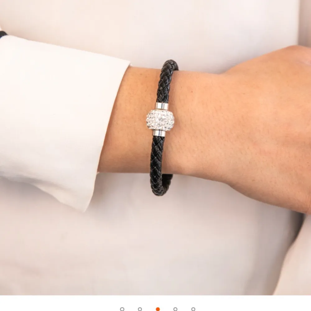 Stainless steel crystal,magnetic black bracelet. 20 cm. Accessoarer.