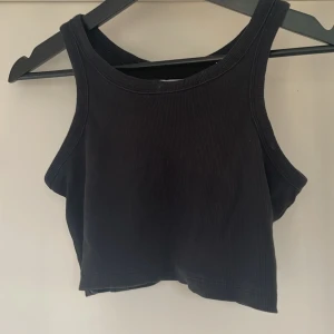 Topp - Snygg svart topp. Väll använd men har inga skador eller liknande. Säljer även en likadan i vit💕 Köp båda för 90kr