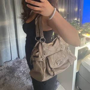 Väska - Säljer denna super snygga väska då den inte kommer till användning! Vet inte vad det är för märke och skulle säga att det finns några defekter på den då den är secondhand.