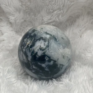 Moss Agate Sphere - Moss Agat Klot  Mossagat sägs uppmuntra till lugn och känslomässig balans. Mossagat är den perfekta stenen för dem som upplever stark aggression eller alltför många känslor, som hjälper till att balansera när det blir för mycket✨🌱 
