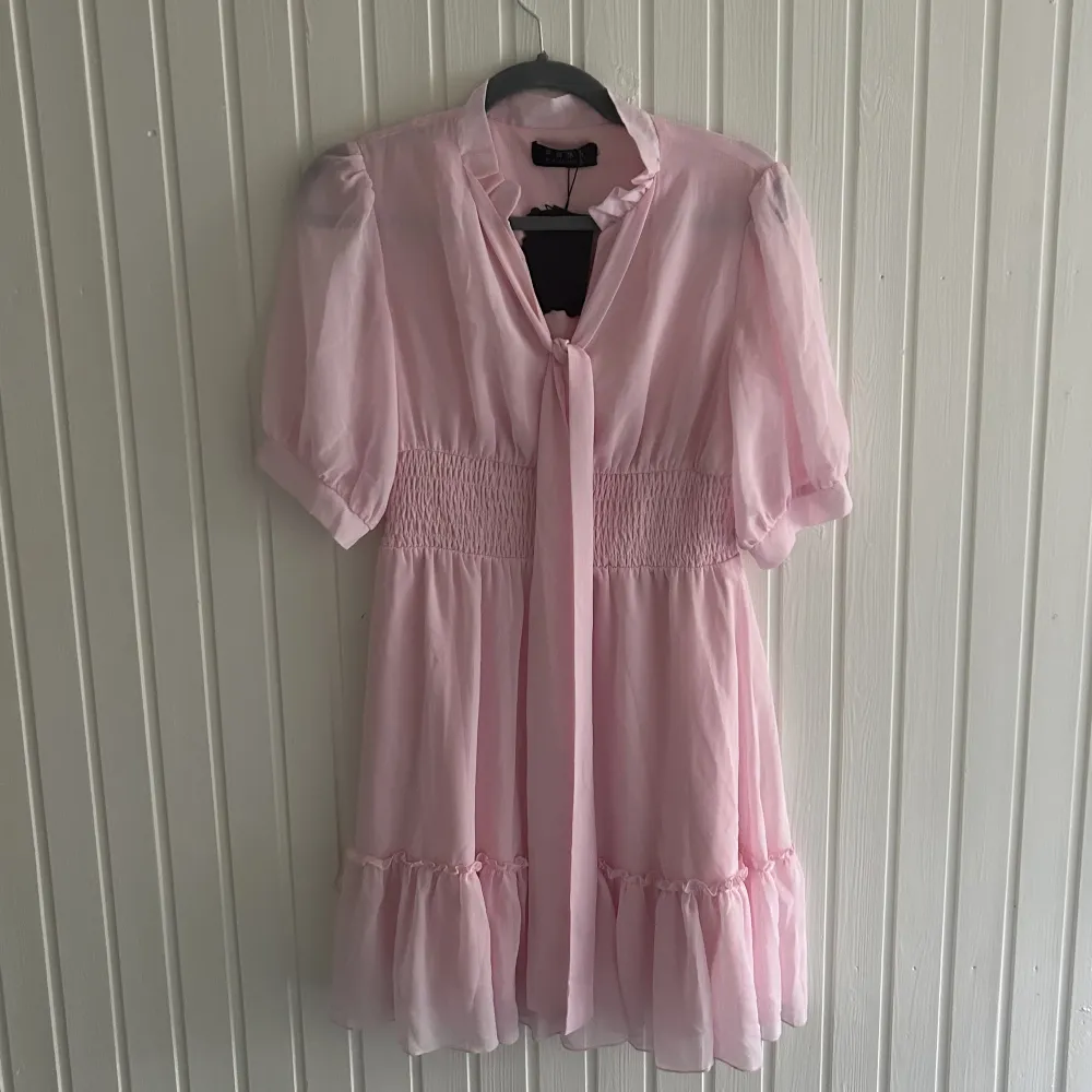 Jättefin puder rosa klänning med korta armar!  Skick: ny med prislapp Storlek:s/xs Tveka inte att fråga💕. Klänningar.
