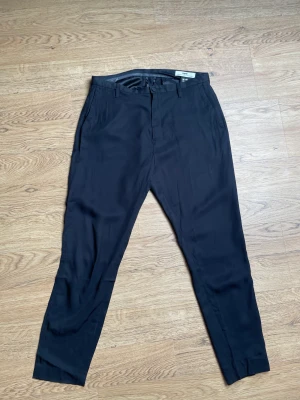 Hope byxor i svart - Svarta byxor från Hope i storlek 36 (dam)