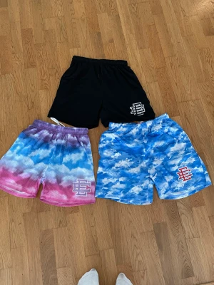Eric Emanuel shorts  - Helt nya och riktigt fina. Storlek L på de svarta och blå men sitter som en större S eller mindre M. Storlek M på de rosa men sitter som en S eller större xs  Hör av er vid eventuella frågor. Alla för 500   Tags: Nike, adidas, moncler, burberry