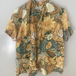 Skjorta blommor - Somrig blommig skjorta i lite van Gogh stil. Skicka meddelande vid köp, PRIS INKLUSIVE FRAKT