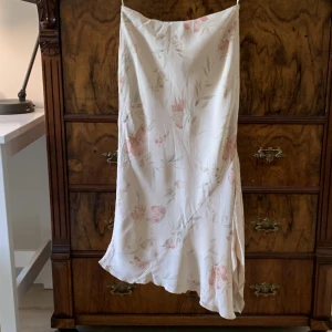 Blommig midikjol  - Vintage midikjol från märket Bay i storlek S-M. Längden är ca 84 cm och midjemåttet (tvärs över) är 34 cm (men den har stretch). Hör av dig med frågor <3