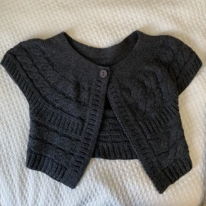 Stickad kofta/bolero  - Super söt stickad kofta/bolero i mycket bra skick!Jag brukar vara S eller M och den passar bra💗  