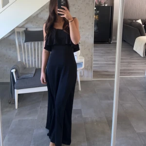 Svart långklänning - Supersöt svart långklänning med volang💕 Aldeig använd 