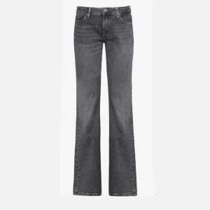 Lowe waigst geans - Love waigst boot cut jeans från zara. Dom är köpta för 499 och säljer för 250kr. Dom är helt oanvända säljer för att de var för tajta i midjan på mig. 