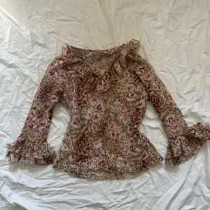 boho y2k topp  - supervacker boho topp från humana, passar mig som brukar ha storlek s skriv till mig med frågor xoxo  köp gärna genom ”köp nu” 😽😽😽