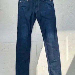 Super fina Herr Acne Jeans som använts en gång (blev tyvärr för små). Original bris 2399kr. 84cm midjans omkrets. 86cm benlängd.
