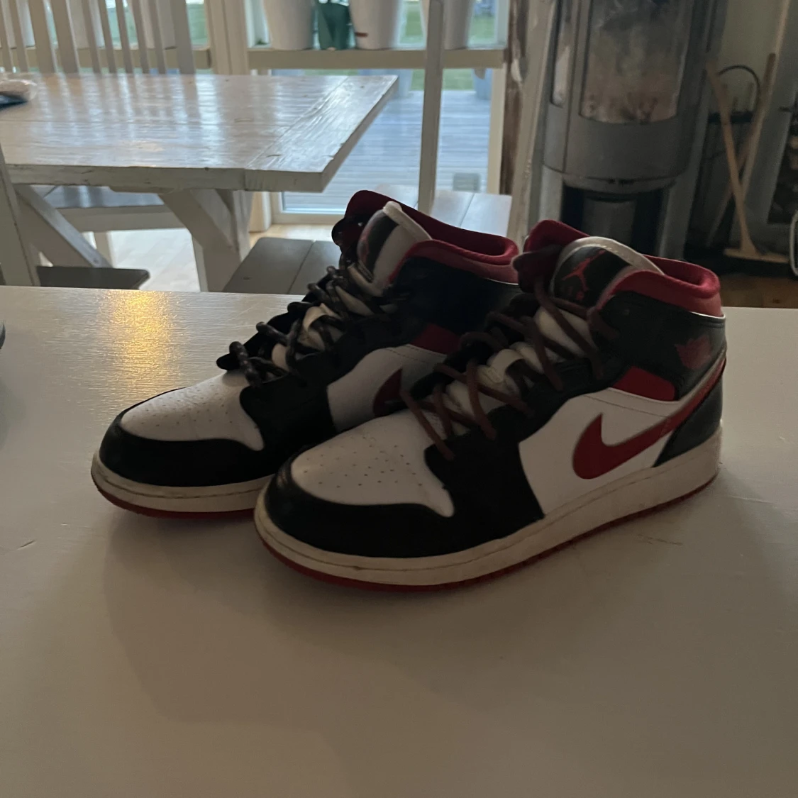 AIR JORDAN 1 MID GYM RED.   Storlek 38 - 90