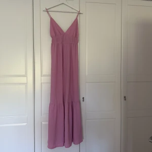 Klänning - Rosa långklänning i strl M från ginatricot 💗