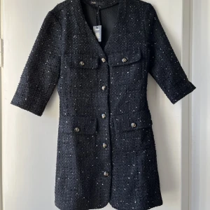 Sandro klänning - Helt ny Maje klänning i storlek 1. Motsvarar xs/s. Lappar kvar