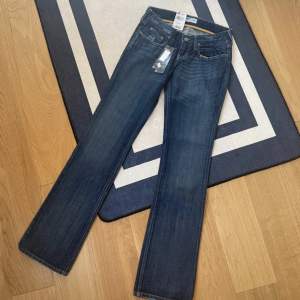 Säljer ett par helt nya lågmidjade Lee jeans med lappar kvar    